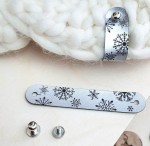 Naszywka, meciak "Śnieżynki" srebrna, z zapięciem
