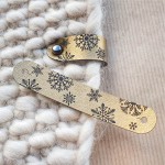 Naszywka, meciak "Śnieżynki" złota, z zapięciem