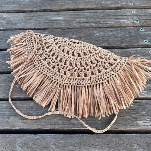 clutch-with-fringes-rafia.jpg Włóczka RAFIA Mondial, raffia, przędza papierowa, papierowa taśma, kapelusze, torby plażowe, kosze, home decor, maty, podkładki, osłonki, boho, obręcze, lustra.