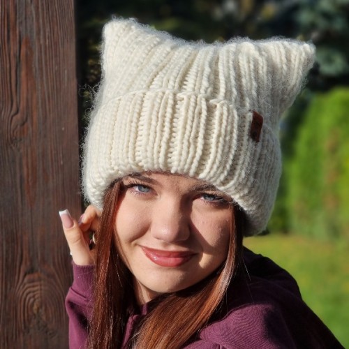 Zbliżenie na czapkę z włóczki, wzór Czapa Kitty by Prezesowa, prezentacja struktury ściegu, Mila Druciarnia