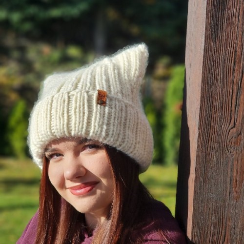 czapka na drutach według wzoru Czapa Kitty, prezentacja na modelce w plenerze, Mila Druciarnia