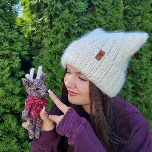 Detail czapki z włóczki, ręczne wykonanie według wzoru Kitty, struktura i ścieg, Mila Druciarnia