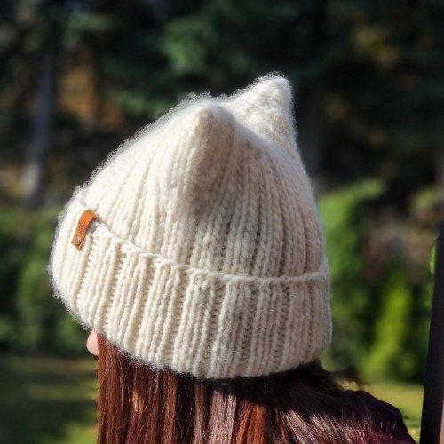 Zbliżenie na strukturę ściegu białej czapki we wzorze Czapa Kitty by Prezesowa, detal wykonania ręcznego, Mila Druciarnia