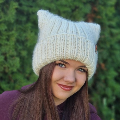 Modelka w czapce robionej na drutach, prezentacja efektu wzoru Czapa Kitty by Prezesowa, Mila Druciarnia