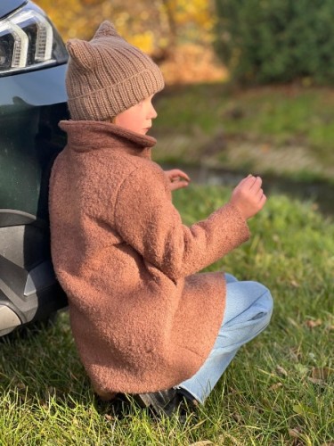 Dziecko w jasnej czapce z włóczki Piuma Earth, prezentacja koloru dla wzoru Czapa Kitty, Mila Druciarnia