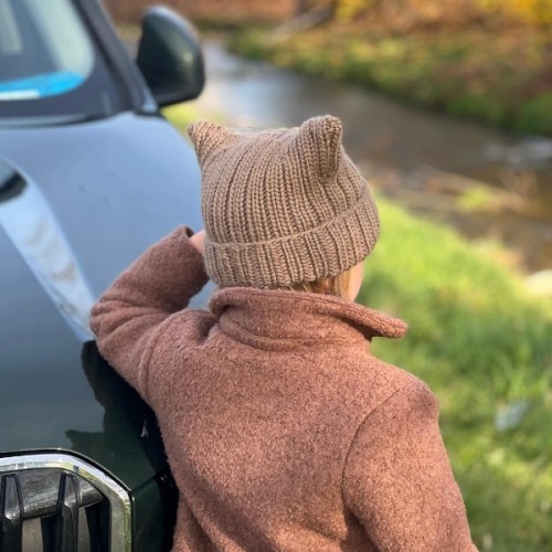 Dziecko w  czapce wykonanej według wzoru Czapa Kitty by Prezesowa, pokaz na zewnątrz, Mila Druciarnia