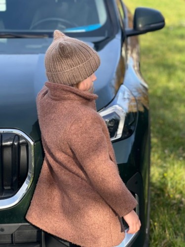 Jasna czapka wykonana z włóczki Piuma Earth, prezentacja na dziecku jako wariant do wzoru Czapa Kitty, Mila Druciarnia