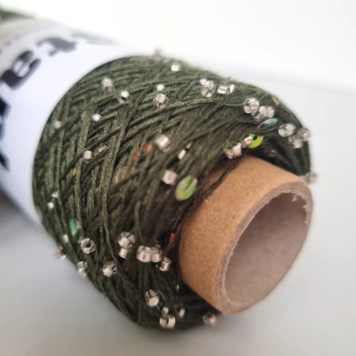 Włóczka star, koraliki i cekiny, kolor ciemna oliwka nr 08 zbliżenie